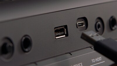 PSR-E483 Feature image of Connectivity & Output