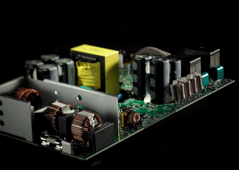 6 - 2000 W Class-D High-Power Amplifier
