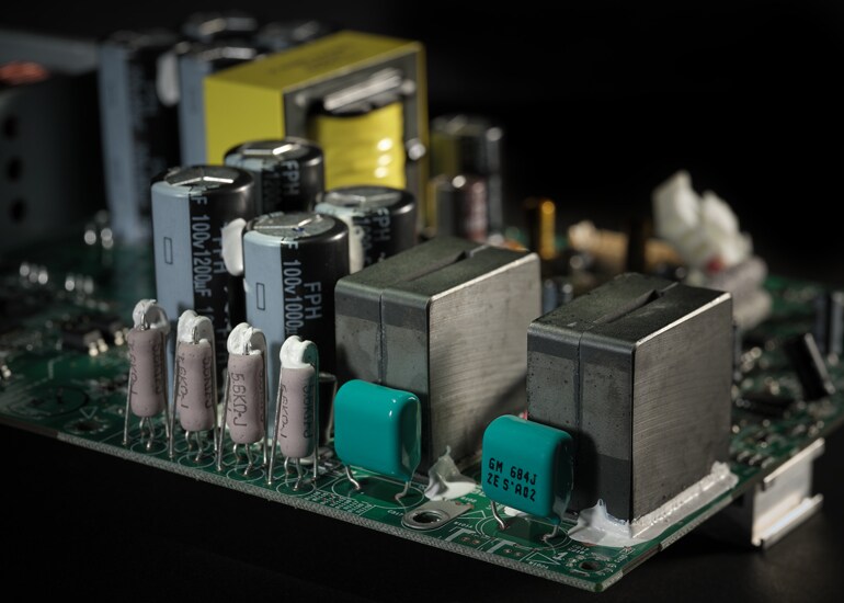 6 - 2500 W Class-D High-Power Amplifier
