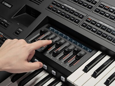มือที่กำลังใช้งานสไลเดอร์ของฟังก์ชัน Live Expression Control