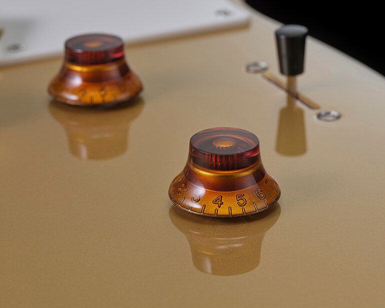 ภาพถ่ายระยะใกล้ส่วนของปุ่ม Master Volume, Master Tone และสวิตช์เลือกปิ๊กอัพแบบ 3 ทาง