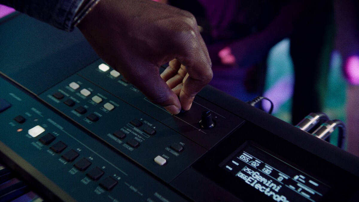 ผู้ใช้งานกำลังควบคุมปุ่ม Live Control ของ PSR-E483