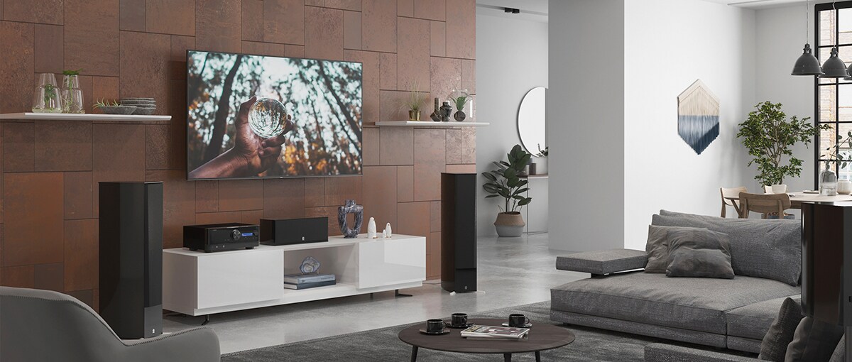 รูปภาพตัวรับสัญญาณ AV และลำโพงพาสซีฟในห้องที่กว้างขวาง เพื่อจำลองภาพการใช้งาน MusicCast