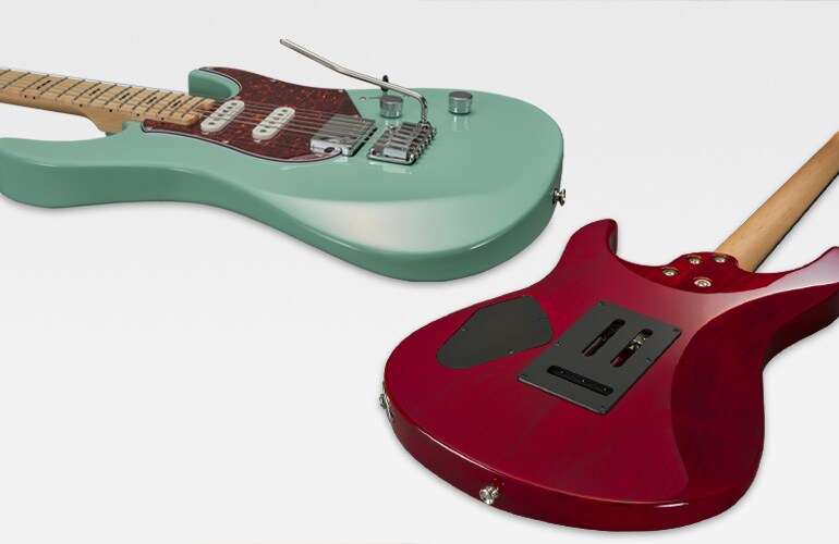 ภาพด้านหน้าของ Pacifica Standard Plus 12M สี Sonic Blue และด้านหลังของ Pacifica Standard Plus 12 สี Fire Red