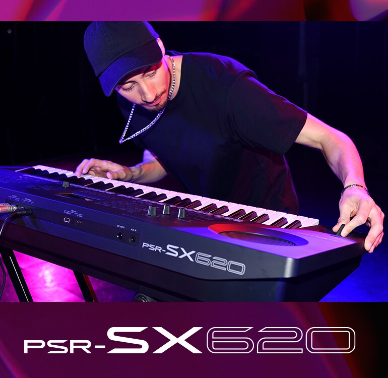 ภาพผู้แสดงกำลังเล่นคีย์บอร์ด PSR-SX620 อยู่บนเวที
