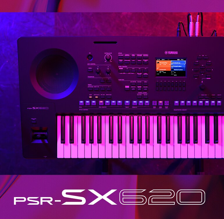 ภาพด้านบนของคีย์บอร์ด PSR-SX620 ที่อยู่ใต้แสงไฟเวที