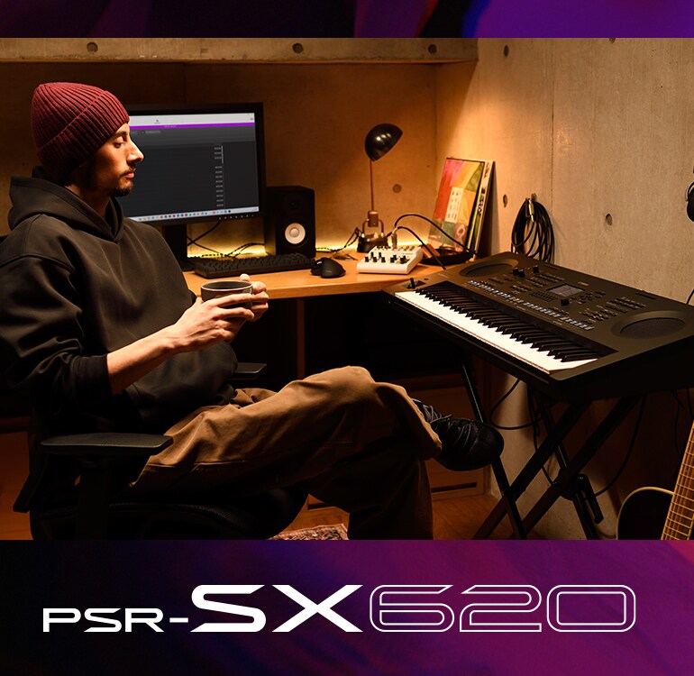 ภาพคนกำลังดื่มกาแฟอยู่หน้าคีย์บอร์ด PSR-SX ในโฮมสตูดิโอ