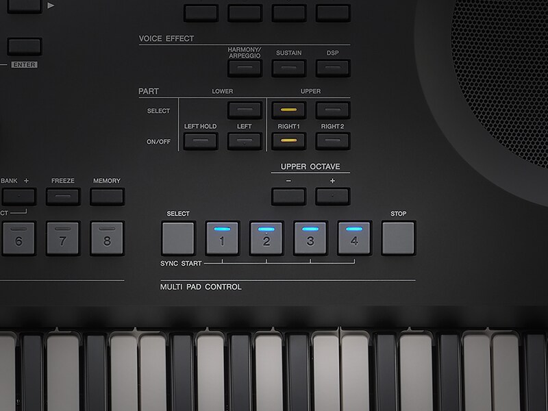 ภาพถ่ายระยะใกล้ของมัลติแพด PSR-SX620 ที่ใช้สำหรับทริกเกอร์ท่อนดนตรี, แพทเทิร์นจังหวะ และลูปเสียง