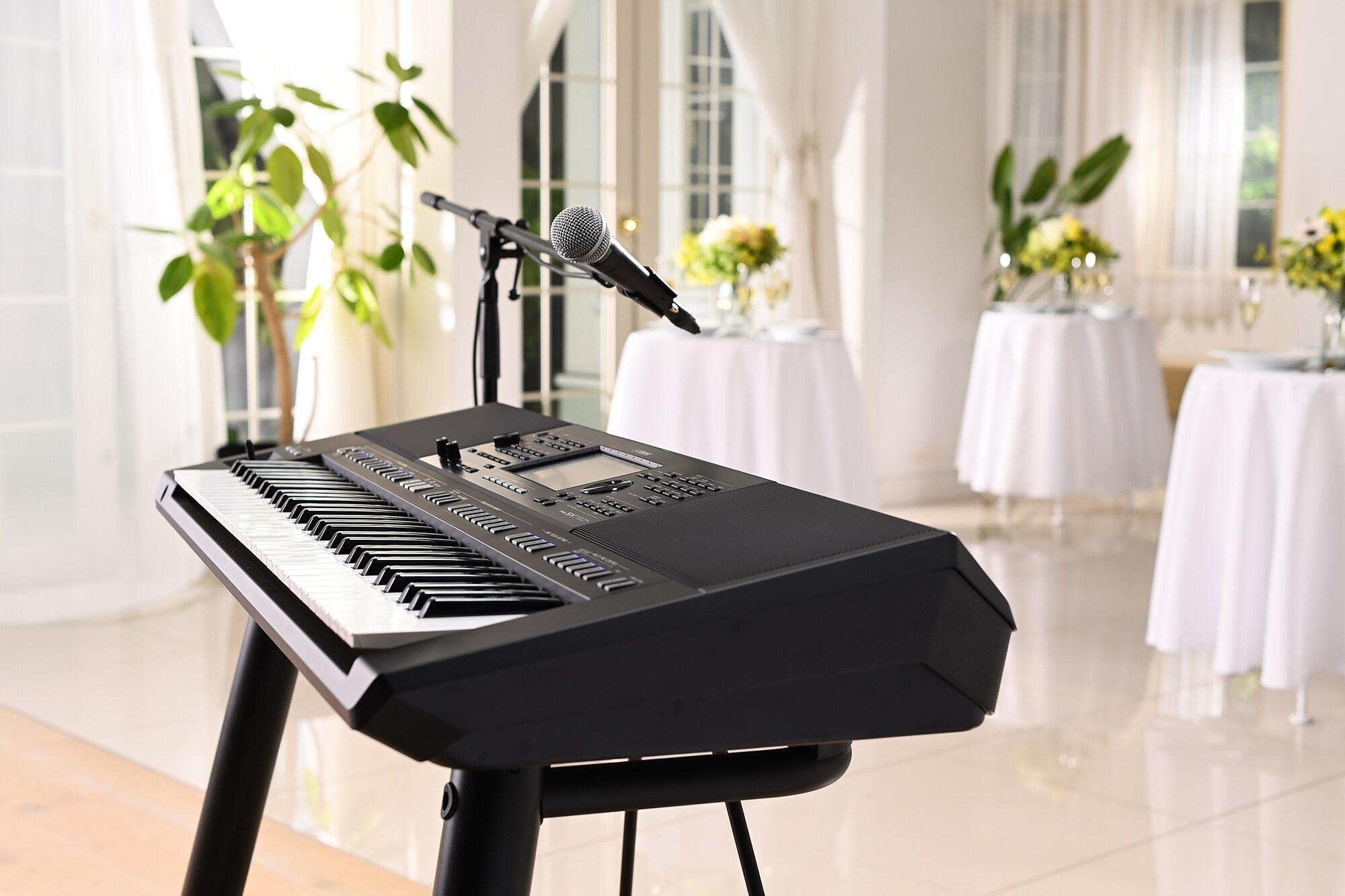 ภาพ Arranger Workstation PSR-SX720+ ของ Yamaha พร้อมขาตั้งไมโครโฟน ณ สถานที่จัดงานปาร์ตี้
