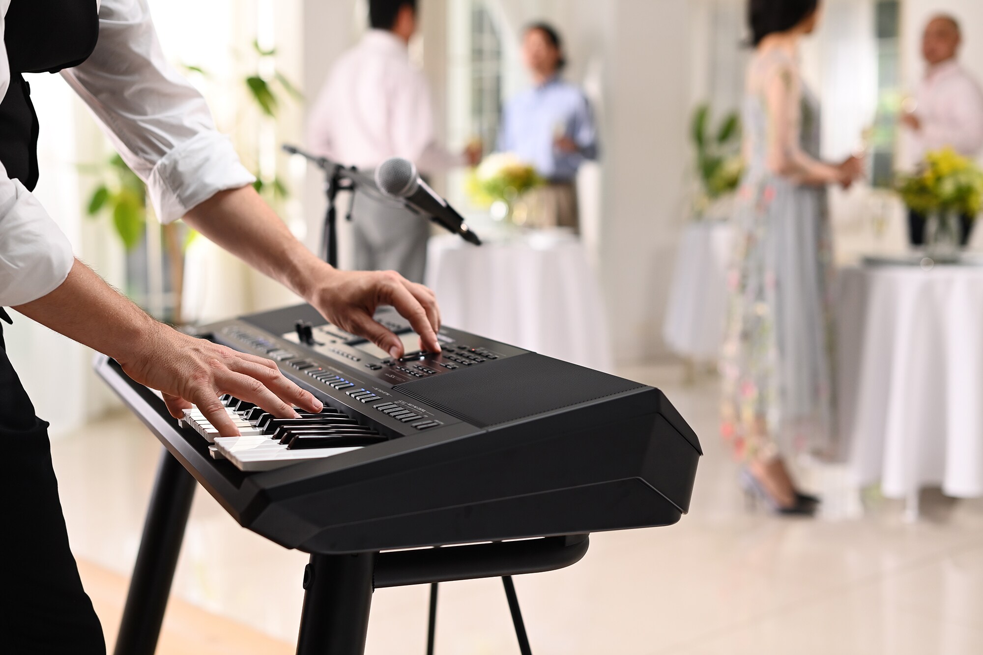 ภาพการเล่น Arranger Workstation PSR-SX720+ ของ Yamaha ณ สถานที่จัดงานปาร์ตี้