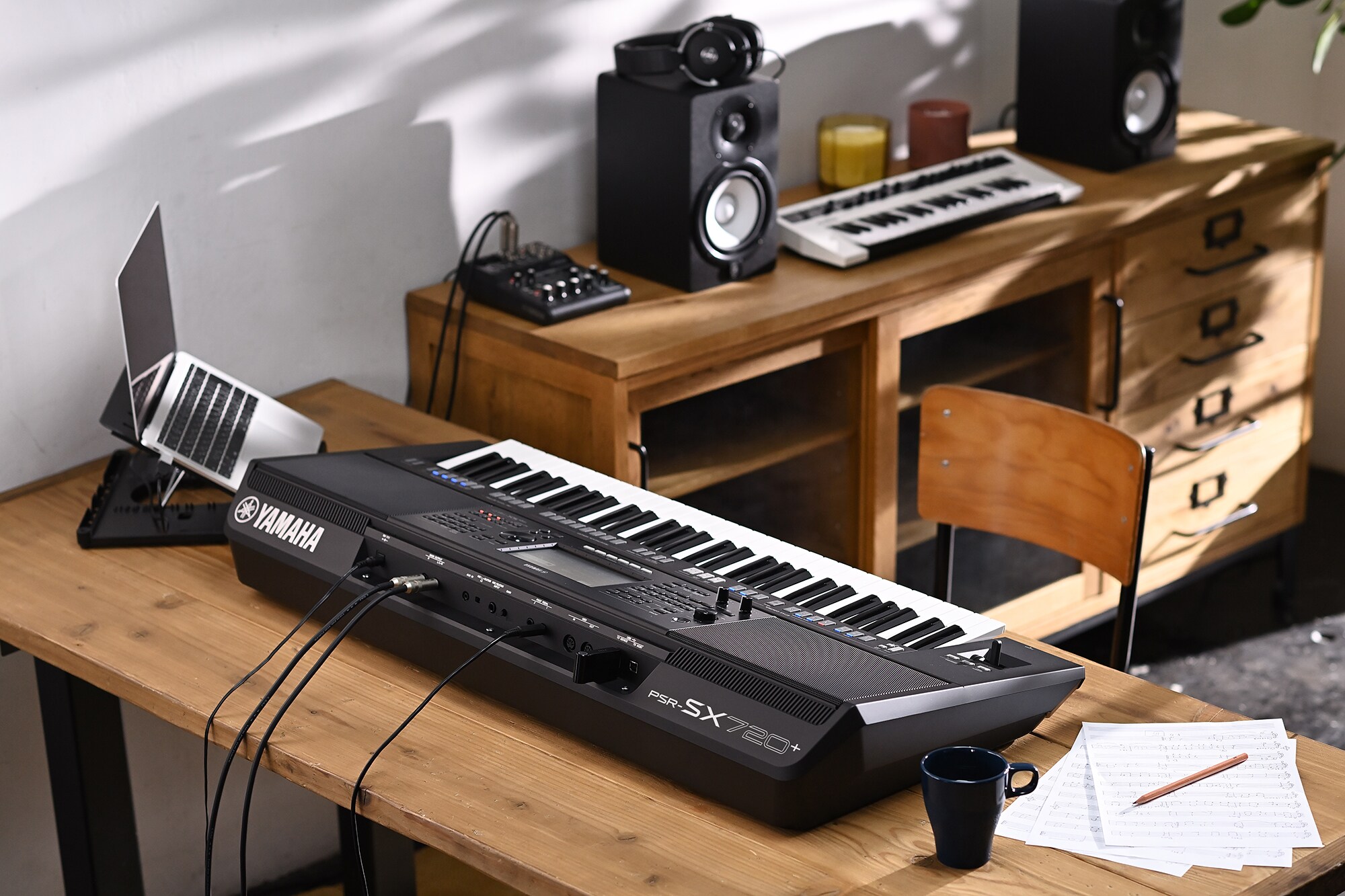 ภาพ Arranger Workstation PSR-SX720+ ของ Yamaha วางอยู่บนโต๊ะ