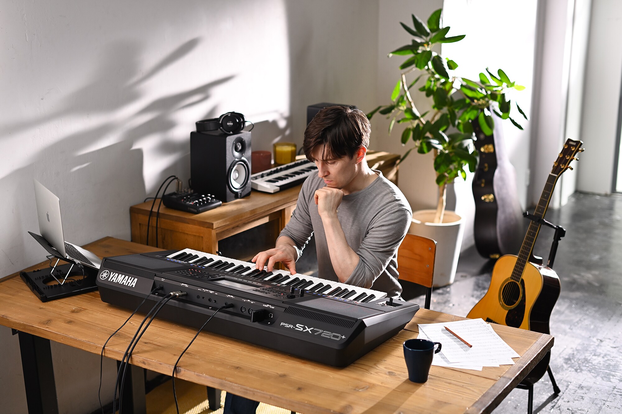 ภาพบุคคลหนึ่งกำลังเล่น Arranger Workstation PSR-SX720+ ของ Yamaha