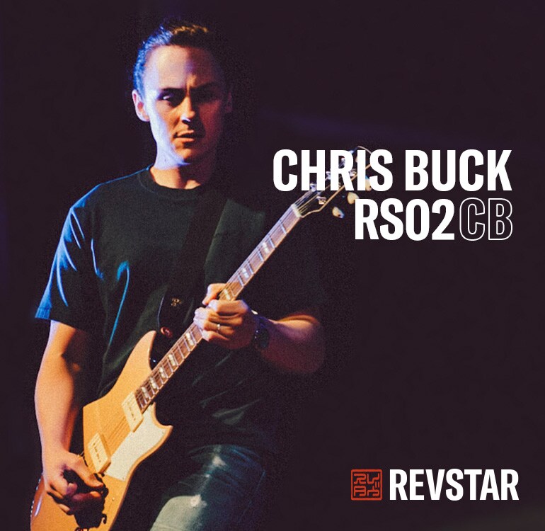 Chris Buck ขณะโซโล่บนเวทีด้วยกีตาร์คู่ใจรุ่น Signature Revstar RS02CB
