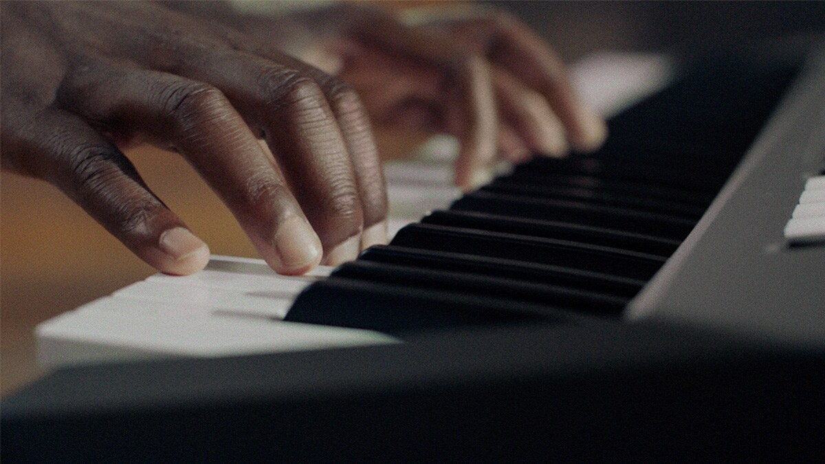 ภาพขณะเล่นคีย์บอร์ดรุ่น PSR-E483