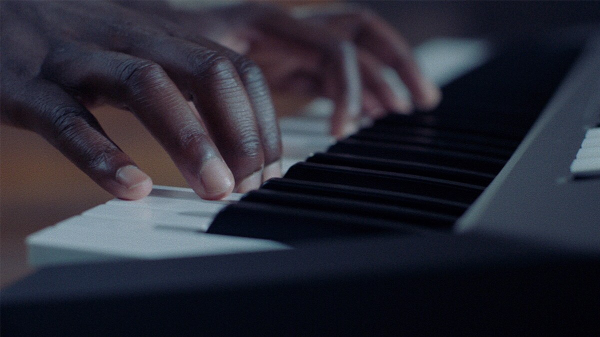 ภาพขณะเล่นคีย์บอร์ดรุ่น PSR-E583