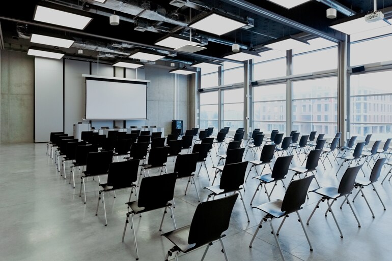 ภาพห้องอเนกประสงค์ที่มีลำโพงแบบติดตั้งบนฝ้าเพดานรุ่น VXC2P