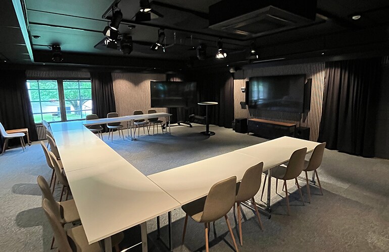 ภาพสถานที่ฝึกอบรมในโกเธนเบิร์ก พร้อมโต๊ะประชุมขนาดใหญ่ ลำโพงติดเพดาน และระบบการนำเสนอ