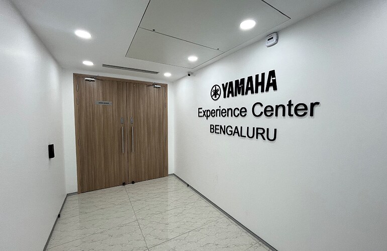 ภาพทางเข้าสถานที่ฝึกอบรมในเบงกาลูรู พร้อมป้าย Yamaha