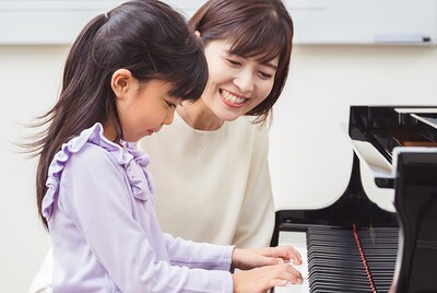โดยมีครูที่ผ่านการรับรองจาก Yamaha เป็นผู้คอยชี้แนะแนวทาง เพื่อให้เด็กมีพัฒนาการในทักษะต่างๆ อย่างต่อเนื่อง